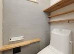 ２階トイレは手摺も兼ねた杉のカウンターがあります